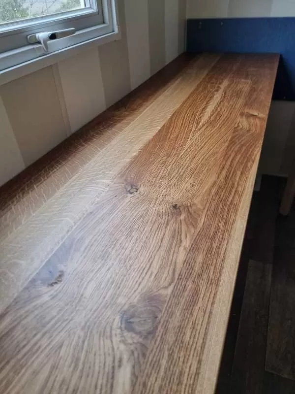 Pose de plateau bureau chêne brun, L'Isle-en-Dodon, Menuiserie Agencement Delon