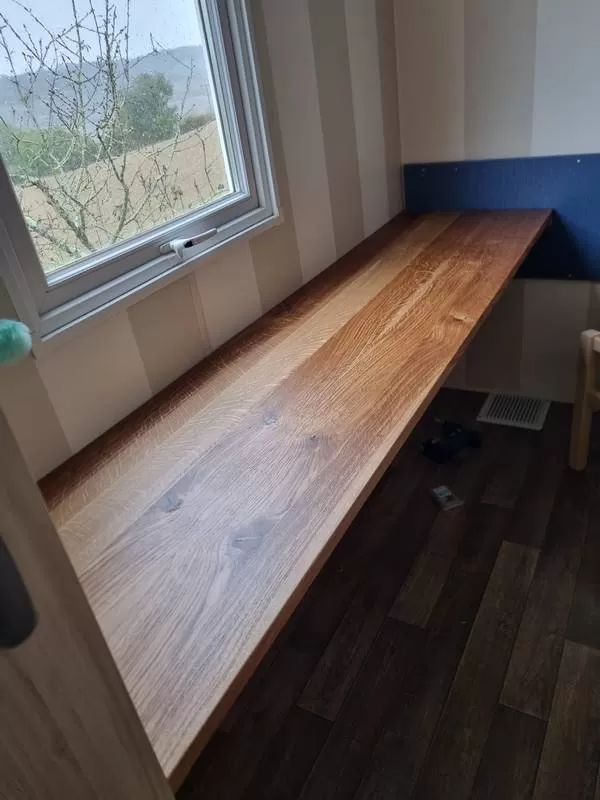 Pose de plateau bureau chêne brun, L'Isle-en-Dodon, Menuiserie Agencement Delon