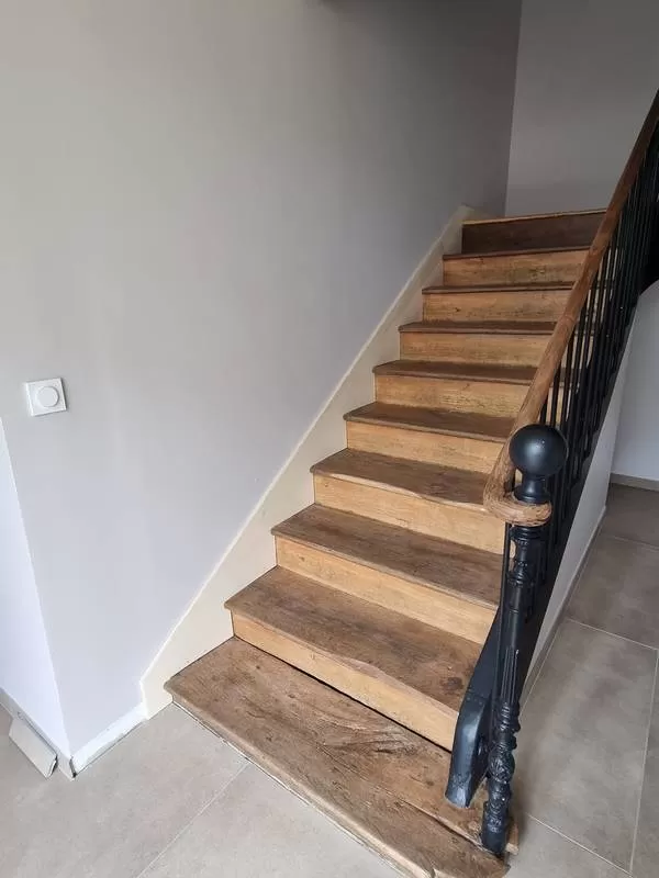 Pose plinthe cremaillere escalier, L'Isle-en-Dodon, Menuiserie Agencement Delon