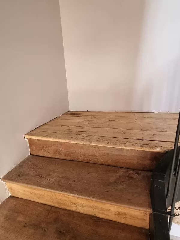 Pose plinthe cremaillere escalier, L'Isle-en-Dodon, Menuiserie Agencement Delon