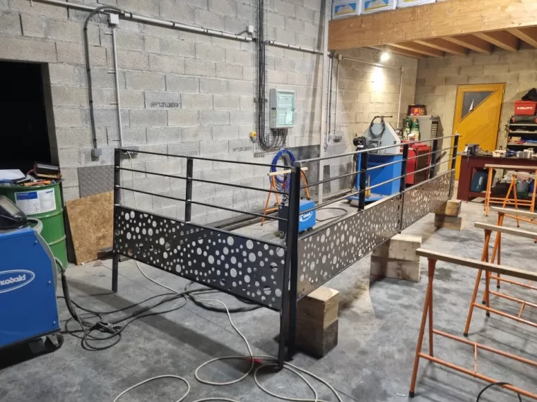Fabrication de garde-corps de terrasse extérieure à Saint-Soulan, L'Isle-en-Dodon, Menuiserie Agencement Delon