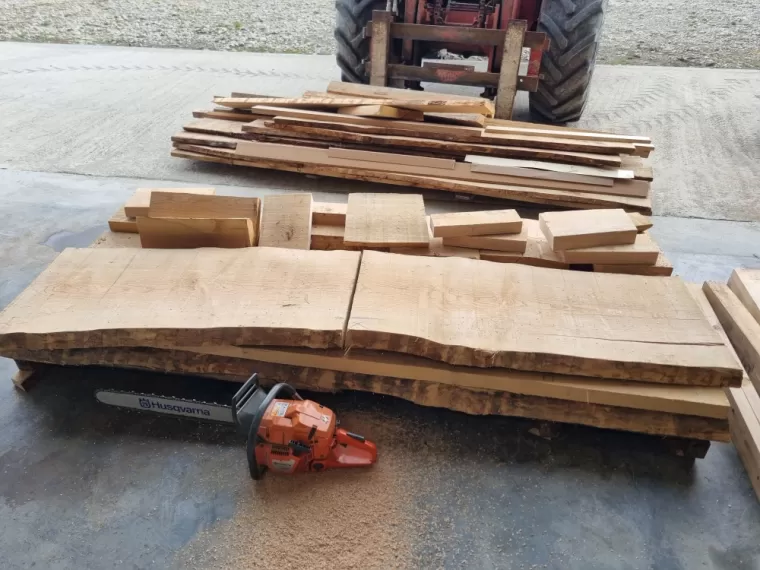 Sélection de planche pour la fabrication d'une table basse en frêne à Saint-Frajou et ses alentours, L'Isle-en-Dodon, Menuiserie Agencement Delon