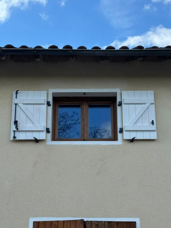 Fourniture et pose de volets en bois sur mesure