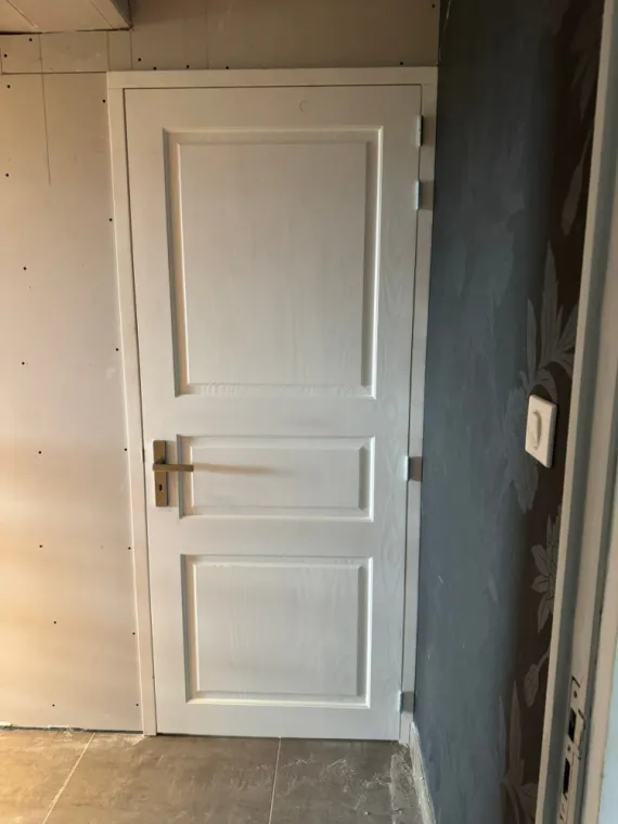 Fabrication et pose d'une porte sur-mesure