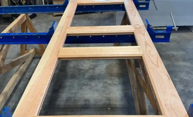 Fabrication et pose d'une porte sur-mesure