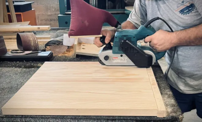 Fabrication et pose d'une porte sur-mesure