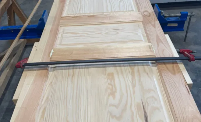 Fabrication et pose d'une porte sur-mesure