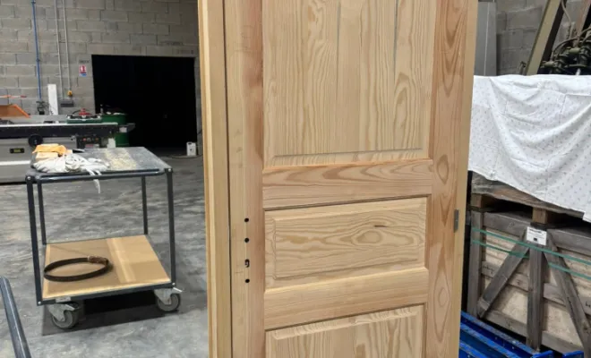 Fabrication et pose d'une porte sur-mesure