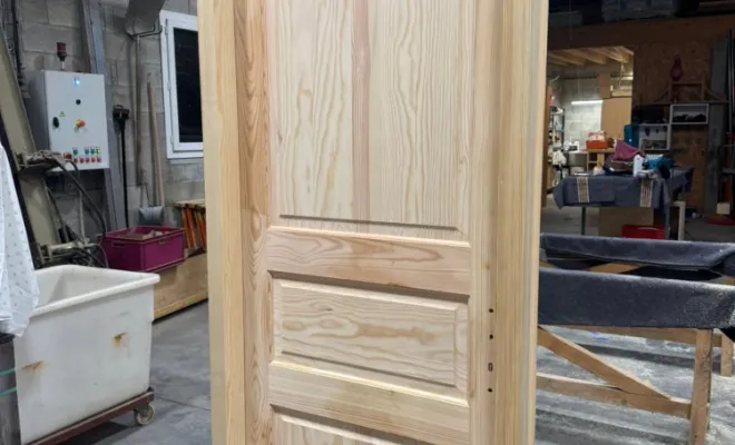 Fabrication et pose d'une porte sur-mesure