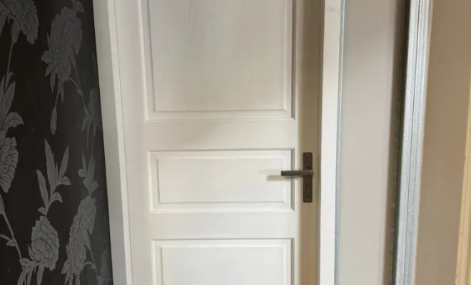 Fabrication et pose d'une porte sur-mesure