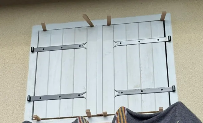 Fourniture et pose de volets en bois sur mesure