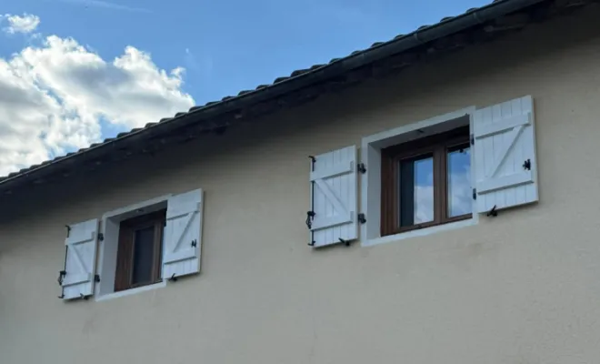 Fourniture et pose de volets en bois sur mesure